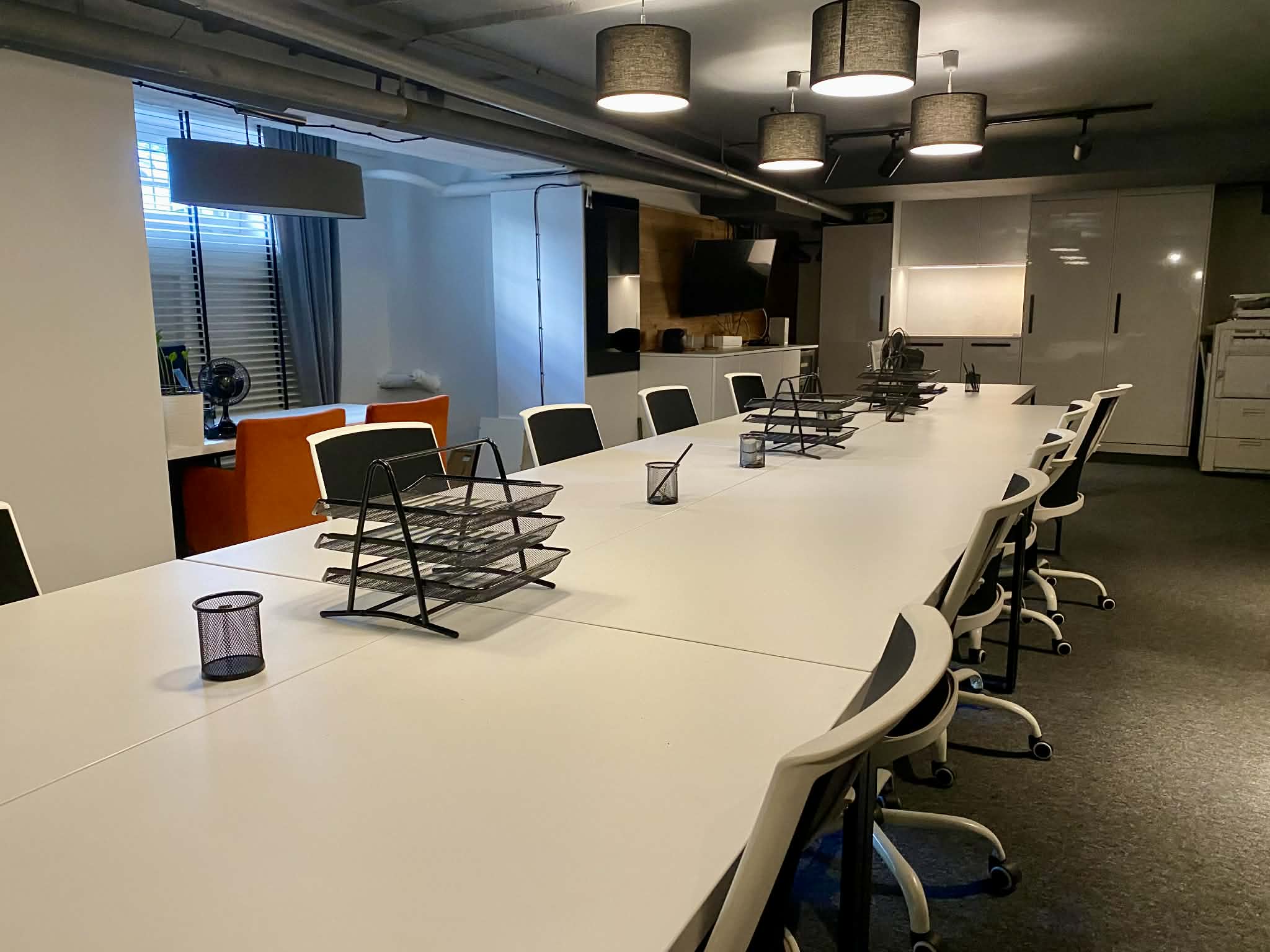 Sala warsztatowa w Sopocie - duży stół konferencyjny, TV, klimatyzacja